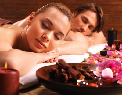 גבר ואישה נרגעים בבית ספא
